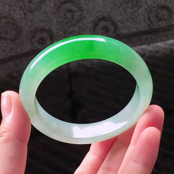 陽綠翡翠手鐲正圈，尺寸：54.5-13-7.5mm 溫潤水靈，鮮艷亮眼 魅力蘊含。性價比高！