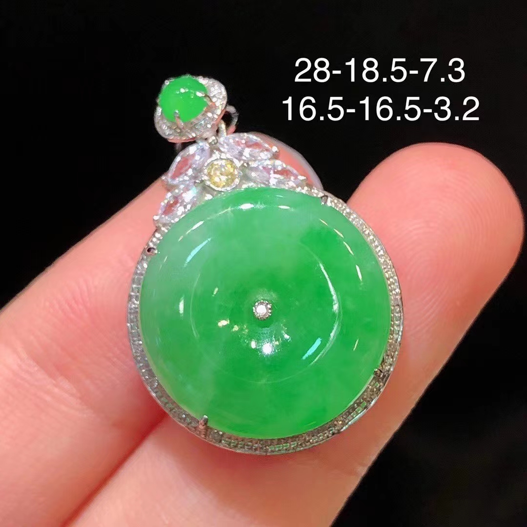 翡翠·平安扣吊墜 尺寸：28*18.5*7.3mm 裸石：16.5*16.5*3.2mm 冰種陽(yáng)綠色，滿綠，料子水潤(rùn)，種老起光。 18k金鉆石鑲嵌，佩戴效果精美好看~