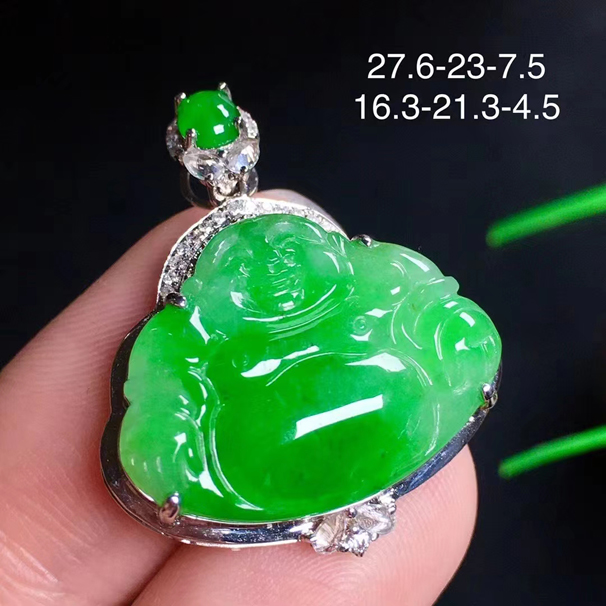 滿綠翡翠佛公吊墜，經(jīng)典大方，18k金伴鉆，配送銀鏈，無(wú)紋裂。 9900