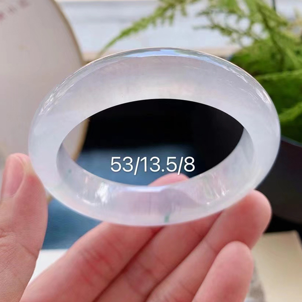 高冰飄花翡翠正圈手鐲 圈口：53/13.5/8mm 高品質(zhì)料，玉質(zhì)冰透起光，剛性強(qiáng)，飄花優(yōu)雅多姿，宛如在水中起舞，上手效果杠杠滴，完美無裂紋。