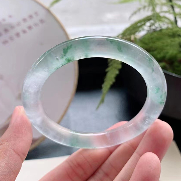 高冰飄花翡翠圓條手鐲 圈口：54/8.6/9.2mm 品質(zhì)料，玉質(zhì)冰透見底，剛性十足，飄花靈韻生動，十分優(yōu)雅顯氣質(zhì)，完美無裂紋。
