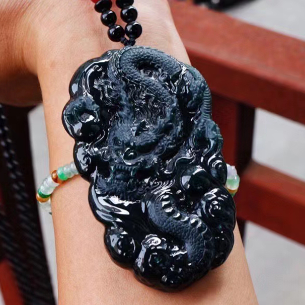 極品墨翠龍牌，       龍自古以來是中華民族的吉祥圖騰，龍是九五至尊，四靈之首，象征著尊貴、權(quán)利。龍與玉結(jié)緣，龍文化的精髓與神韻體現(xiàn)得淋漓盡致，美輪美奐。佩戴把玩龍牌，寓意平步青云、飛黃騰達。尺寸