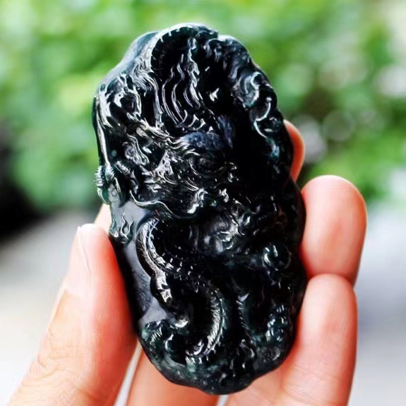 精品墨翠龍行天下，龍牌。佩戴翡翠龍牌，也可以手把玩，是象征著繁榮的事業(yè)，平步青云、飛黃騰達。尺寸：75×38.8×14.5mm！ 特價：6880元，