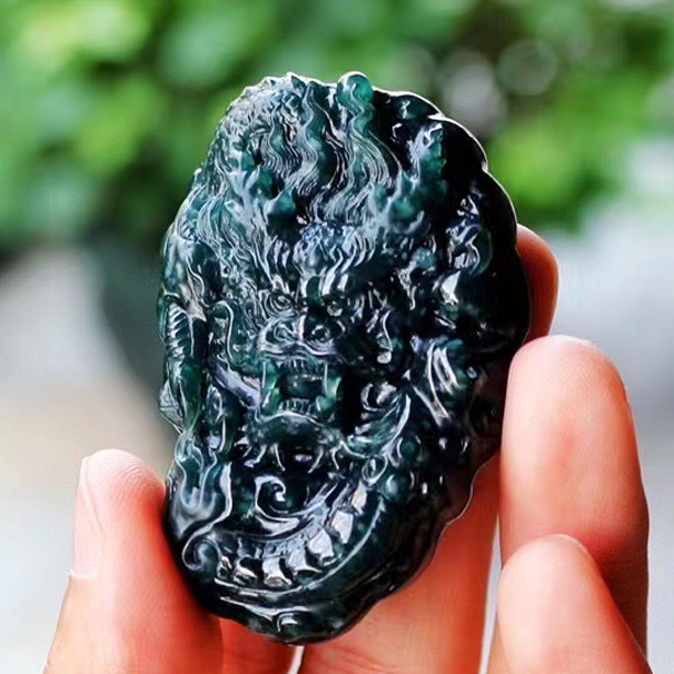精品墨翠高品質(zhì)龍牌，古時候人們也把龍稱為壽龍，寓意萬壽無疆。長者佩戴翡翠龍不僅得益于玉質(zhì)的保養(yǎng)，同時也能像龍一樣長壽，精神充沛。尺寸：58.8×40×13.5mm！ 特價：7800元，
