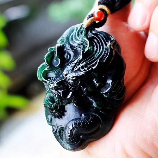 佩戴收藏墨翠龍牌 正面刻有神龍，一絲一縷無不傾心傾情，氣韻生動，栩栩如生，寓意事業(yè)成功、學業(yè)有成。尺寸：64.8/43.2/18.2mm 特價：8999元。