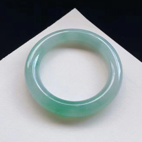 冰陽綠圓條手鐲 圈口：55-11 mm 特價：4.98萬