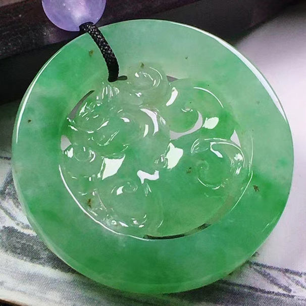 糯冰種飄淡綠翡翠麒麟牌掛件 尺寸：27/26.5/4mm，重量6g  價格：4800，