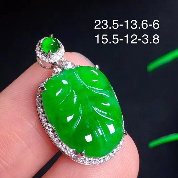 滿綠翡翠葉子吊墜，形狀很飽滿，經(jīng)典大方，18k金伴鉆，送銀鏈，無(wú)紋裂。 特價(jià)：7800