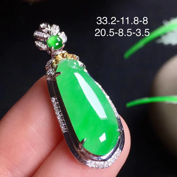 滿綠翡翠福瓜吊墜，飽滿規(guī)整，顏色翠，18k金伴鉆，送銀鏈，無紋裂。 特價：9980
