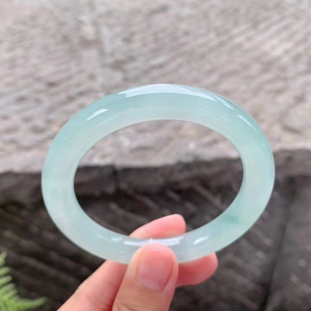 冰晴翡翠圓條手鐲 53.9/9.8/9.5mm 種水冰潤(rùn)，潤(rùn)感十足，晴水亮麗清新，十分賞心悅目，無(wú)裂紋。中萬(wàn)