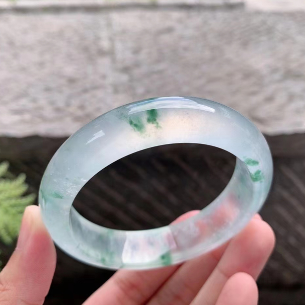 高冰翡翠飄花手鐲正圈 玉質(zhì)通透明亮，質(zhì)地清澈水潤，熒光四溢，飄花輕盈飛舞，活靈活現(xiàn)，無裂紋。 圈口：57/14.6/8.9mm 價格：小七價