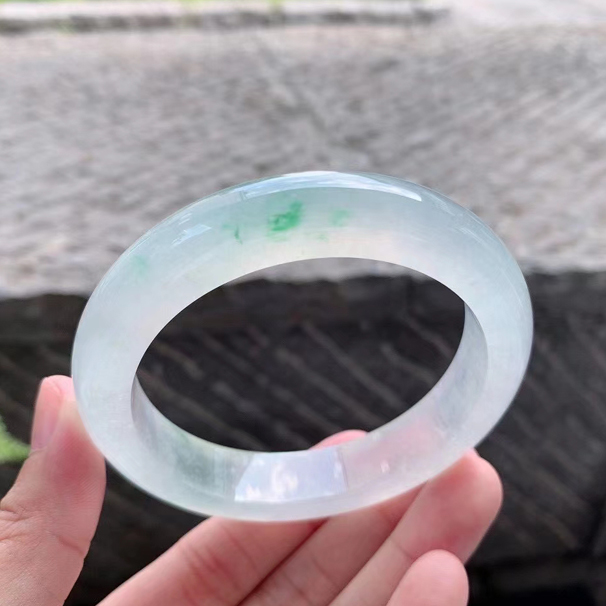 冰飄綠翡翠手鐲正圈 種水佳，質(zhì)地干凈清爽，起熒光，飄綠清新嬌艷，優(yōu)雅多姿，上手高貴端莊，無裂紋。 圈口：57.2/12.7/9.7mm 價格：小六價