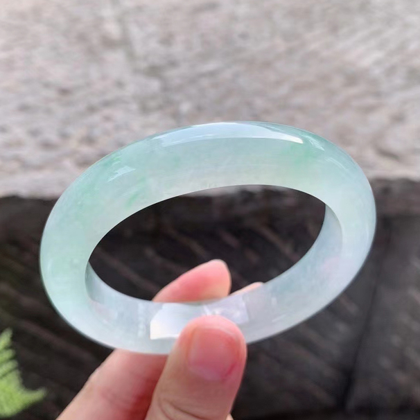 冰淡綠翡翠貴妃手鐲 種水冰潤起膠，飄綠清新甜美，十分賞心悅目，無裂紋。 圈口：53.7+49.3/12.3/9.3mm 價格：小六一開