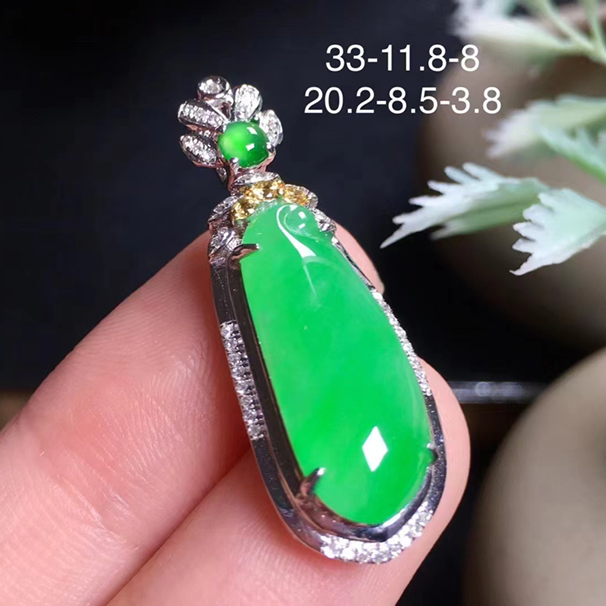 滿綠福瓜吊墜，經(jīng)典大方，18k金伴鉆，配送銀鏈，完美，無紋裂。 10800