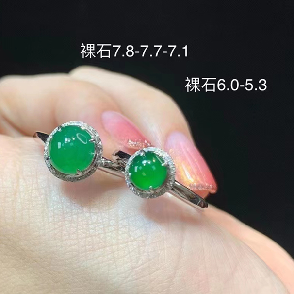 冰綠翡翠戒指兩枚  一枚大一枚成色更高 左4680  右3680   哪枚是你的菜[呲牙]