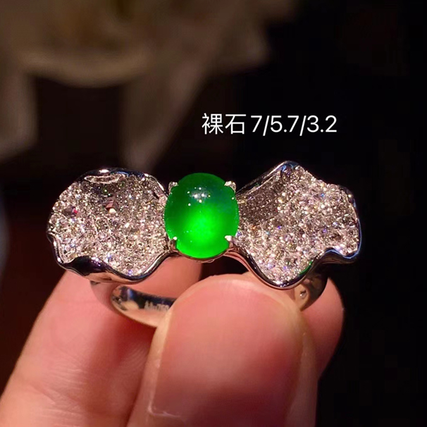 熒光綠翡翠蛋蝴蝶戒 款式秀氣時尚 五位數(shù)~