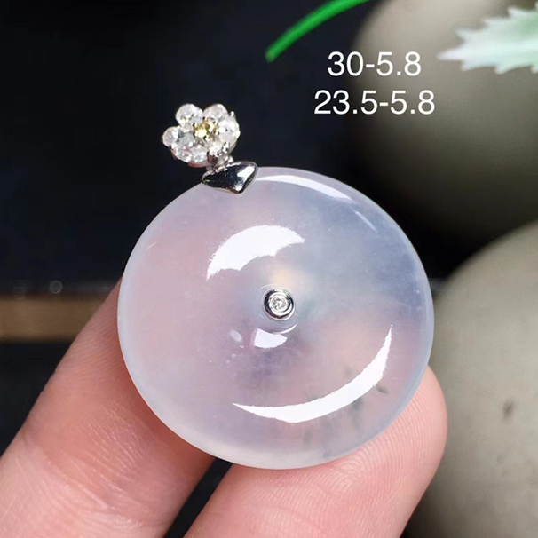 冰飄花翡翠平安扣吊墜，經(jīng)典大方，18k金伴鉆，送銀鏈，無(wú)紋裂。批發(fā)價(jià)：6880
