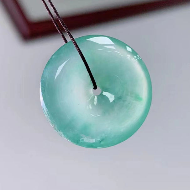 翡翠冰純平安扣 非常飽滿，光感超好，熒光漂亮。 尺寸23.8*6.3mm   小萬(wàn)