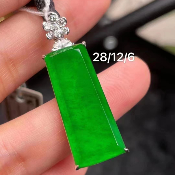 辣綠翡翠平安無(wú)事牌[色] 難得一遇的品質(zhì)，佩戴收藏兩不誤！ 喜詢