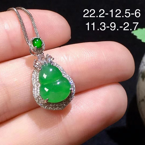 滿綠翡翠葫蘆吊墜，經(jīng)典大方，18k金伴鉆，送銀鏈，葫蘆飽滿，無(wú)紋裂。 結(jié)緣價(jià)：5800。