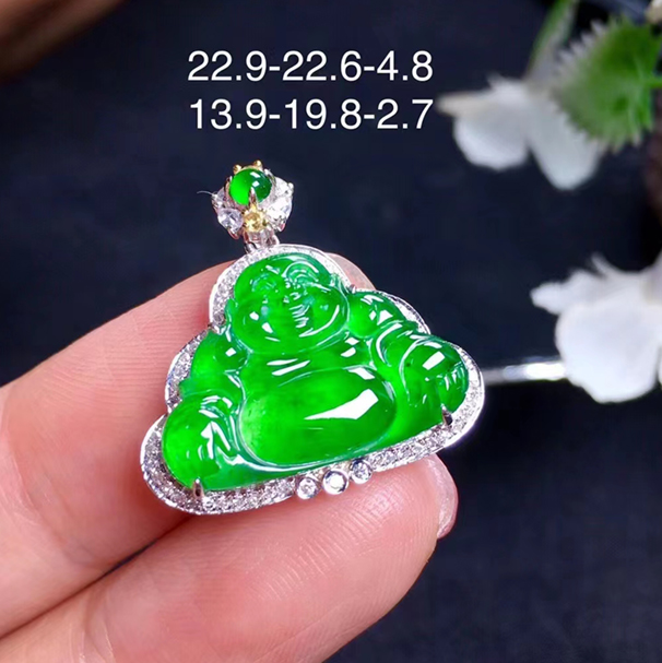 滿綠翡翠佛公吊墜，經(jīng)典大方，18k金伴鉆，送銀鏈，這個很推薦，光感很強，佩戴看中萬品質(zhì)。 結(jié)緣價：10800