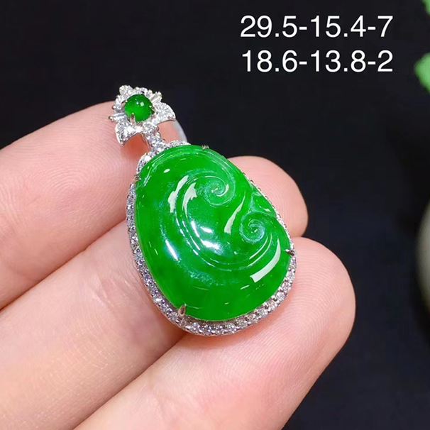 滿綠翡翠如意吊墜，經(jīng)典大方，這個顏色很亮，年輕妹紙可以沖。18k金伴鉆，送銀鏈，完美，無紋裂。 結(jié)緣價：15800