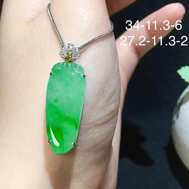 飄綠翡翠福瓜吊墜，這個(gè)很小清新，簡(jiǎn)單的鑲嵌顯得很大氣，18k金伴鉆，配送銀鏈，完美，無紋裂。 結(jié)緣價(jià)：9800