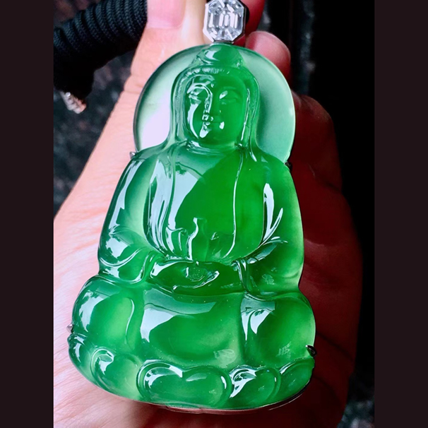 玻璃種翡翠一個(gè)佛同料的大觀音 種水顏色形狀整體都沒話說！  整體：79.5*42.8*14.3 裸：68.8*42.8*7.8  六位數(shù)