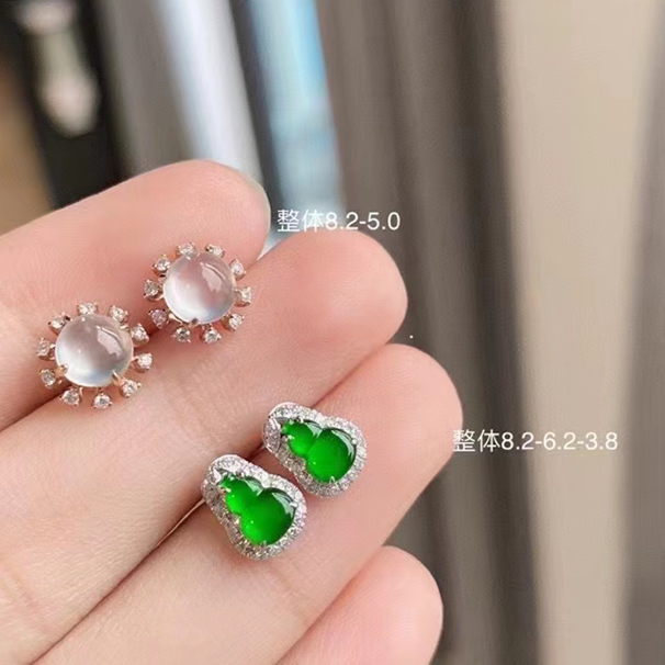 白冰蛋面耳釘&高冰葫蘆耳釘  18k金鑲嵌白冰結(jié)緣價(jià)： 5280 綠冰結(jié)緣價(jià)：6280 兩款都起光  看哪對更讓你動(dòng)心  超值不議 先款先得