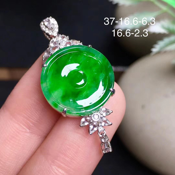 滿綠平安扣吊墜，翠友必收款，珠寶感十足，18k金伴鉆，送銀鏈，無紋裂。 價格：19800