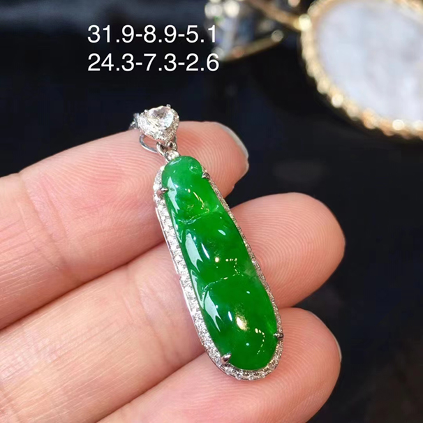 滿綠福豆吊墜，顏色濃郁，款式簡約大方，18k金伴鉆，送銀鏈，無紋裂。