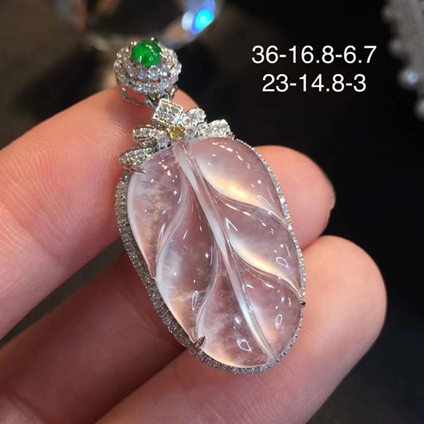 冰種翡翠葉子吊墜，很飽滿的一顆葉子，形狀規(guī)整，18k金伴鉆，送銀鏈。批發(fā)價：7680