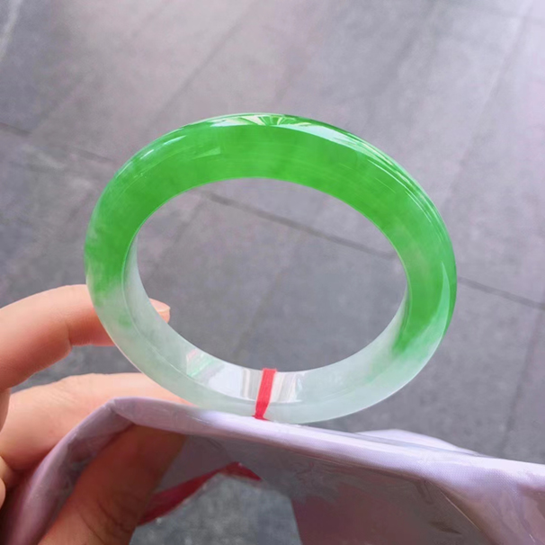 翡翠手鐲正圈冰綠[愛心] 色澤鮮艷，品相好 尺寸：55.6-11.2-9.2