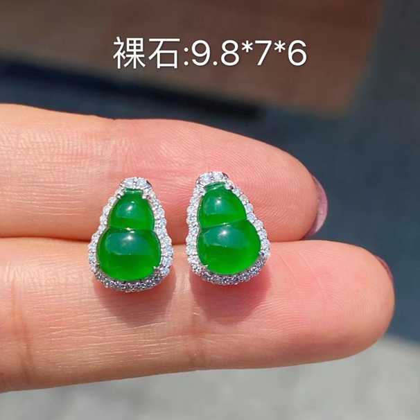 冰辣綠翡翠葫蘆耳釘 自然光拍攝，顏色種水棒棒的 特價(jià)一萬多