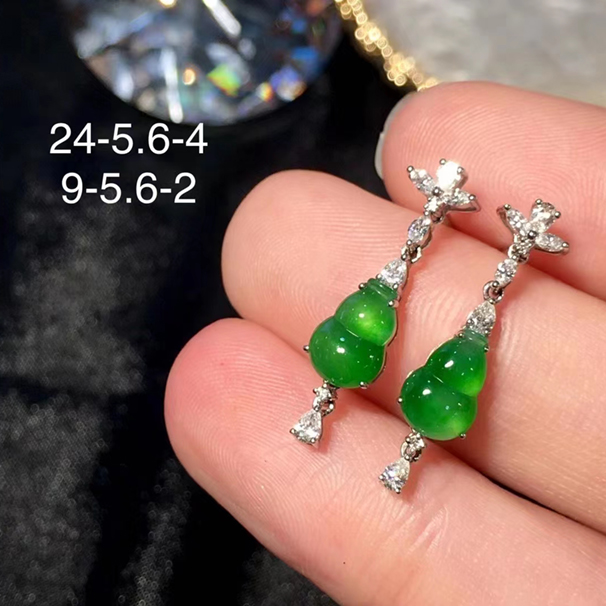滿綠翡翠葫蘆耳墜，種老起光，很吸睛的一款耳釘，18k金伴鉆，無紋裂。 批發(fā)價：14800