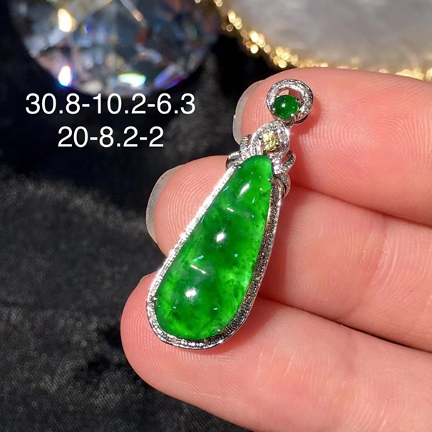 滿綠翡翠福豆吊墜，種水很好所以能看到色棉，社交距離看不明顯，這樣的價(jià)格買這個(gè)種水色都值了！ 18k金伴鉆，配送銀鏈，無(wú)紋裂批發(fā)價(jià)：4980