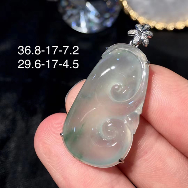 飄花翡翠如意吊墜，很大氣的一枚吊墜，看上萬品質。 18k金伴鉆，配送銀鏈，無紋裂。 批發(fā)價：6680