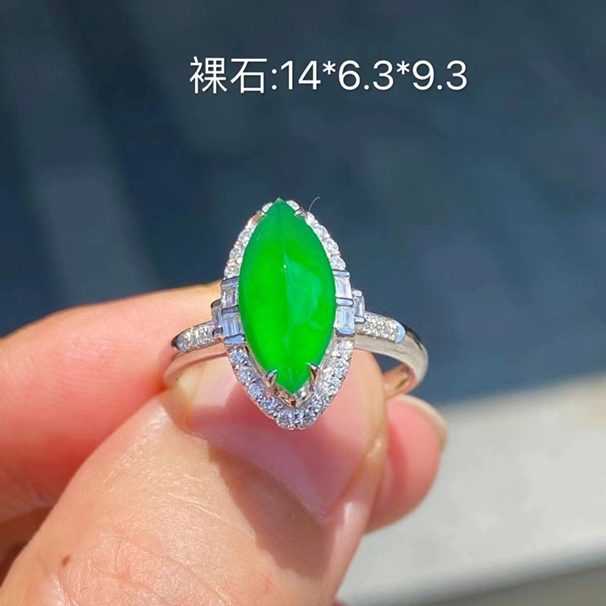 冰陽(yáng)綠翡翠馬眼戒指 顏色很正，種水優(yōu)秀，超值價(jià)：29800