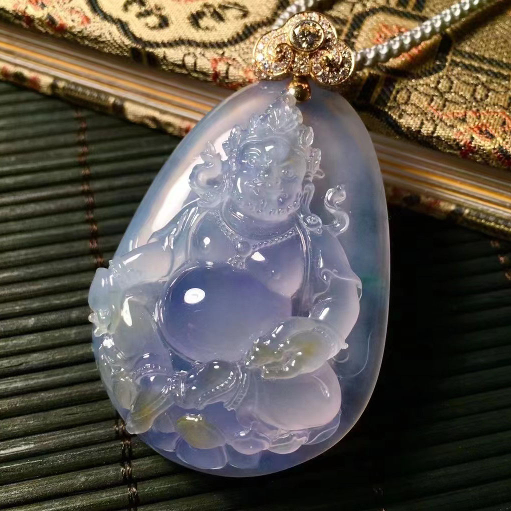祥瑞之?！ぷ蠚鈻|來 諸財神之首《黃財神》  珍藏級 賞心悅目的品質，黃金翡與紫羅蘭的完美近融合，兩公分的厚度，招財進寶，完美孤品，尺寸（含扣頭）：60.8×37×15.3