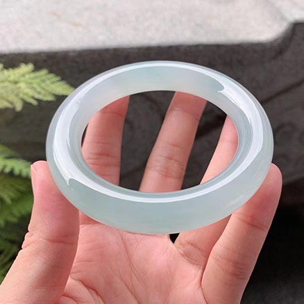 翡翠【手鐲】果凍底色圓條 【圈口】56.8/12.3/11.7mm 【價(jià)格】小六價(jià) 【描述】果凍底，冰潤(rùn)起膠味兒，清新淡雅的底色，簡(jiǎn)潔大氣