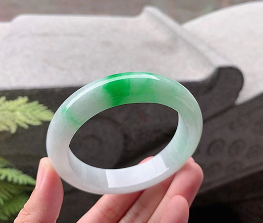 翡翠【手鐲】陽(yáng)綠正圈 【圈口】56.8/13.1/8.8mm 【價(jià)格】小六價(jià) 【描述】白底飄綠，陽(yáng)綠嬌艷奪目，上手端莊高貴
