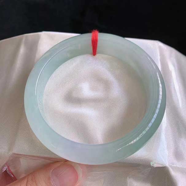 翡翠冰晴正圈手鐲  尺寸：56.8/12.7/8.1 這個(gè)種水，如果不在意顏色追求種水的，小萬(wàn)價(jià)格選這個(gè)，圈口合適來(lái)詢(xún)。 特價(jià)小萬(wàn)