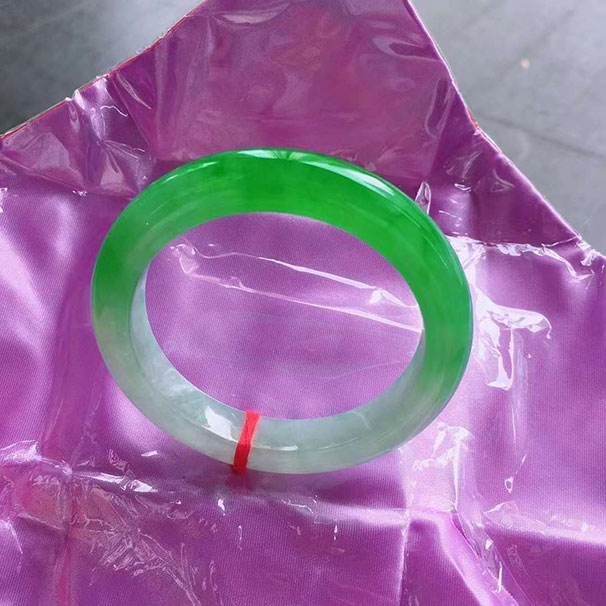 翡翠 正圈冰綠 色澤鮮艷，品相好 完美，55.6-11.2-9.2