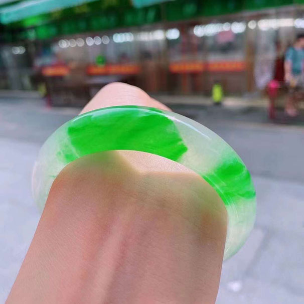 翡翠高冰種陽(yáng)綠 泛著水色 清爽純凈 完美品，57-15.5-8.3