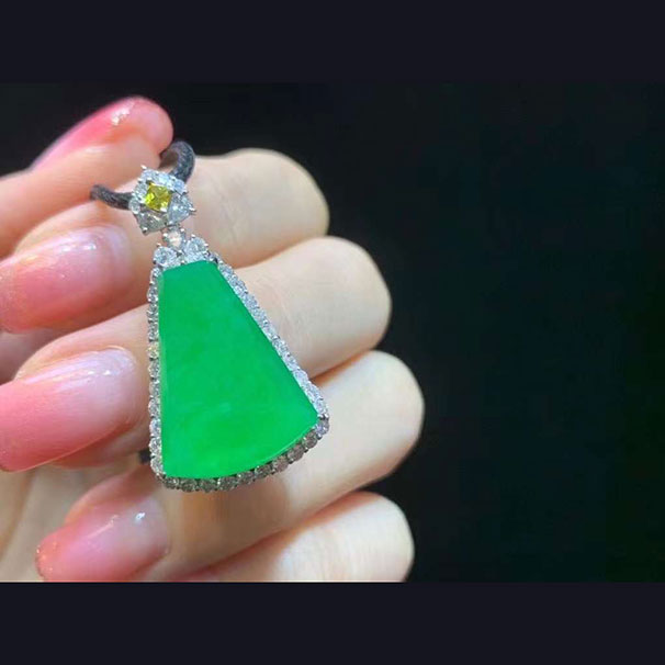 翡翠 冰陽(yáng)綠無(wú)事牌 色好種水好，尺寸做吊墜也剛好 32800