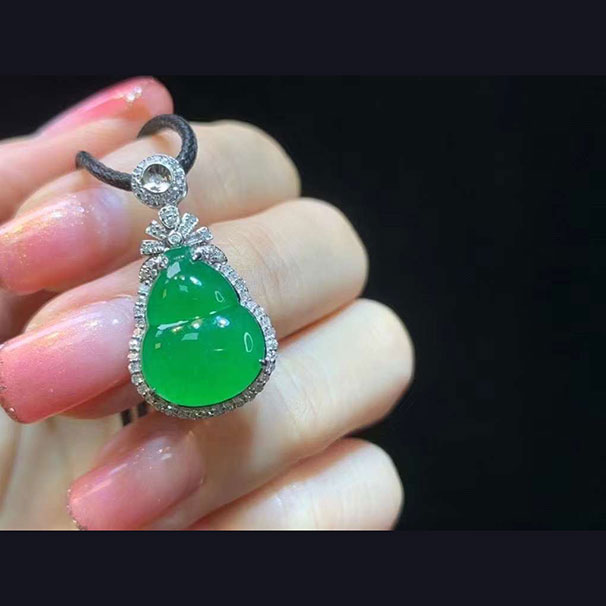 翡翠 冰綠葫蘆  種水不錯(cuò)，色澤夠艷 18000