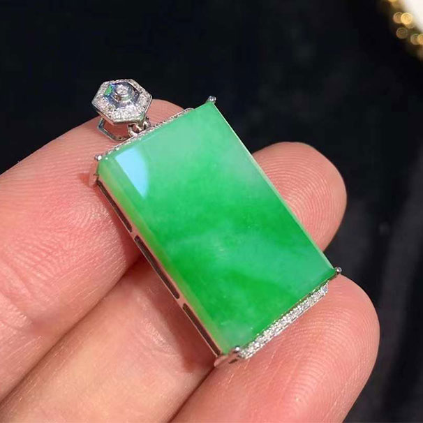 翡翠滿綠無事牌吊墜，像一副朦朧的山水畫意境實物，顏色陽，上身大氣。 9800