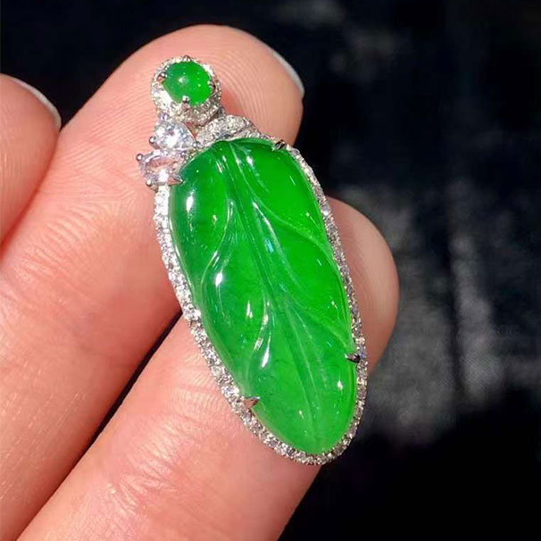 翡翠 滿綠葉子吊墜，顏色夠艷麗，種水可以，上身效果很棒 9380