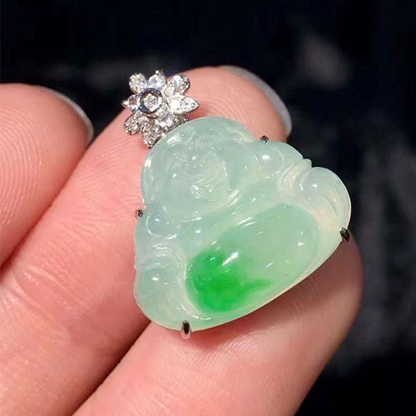翡翠 飄綠佛公吊墜，種水好，一抹陽綠很搶眼，正好在佛公肚子，寓意“肚里有財” 6380