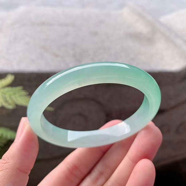 翡翠【手鐲】冰潤底色貴妃  【圈口】55+47.8/9.5/7.2mm  【價(jià)格】小六一開  【描述】果凍質(zhì)地，純凈起膠，脫俗高雅的氣質(zhì)，完美！